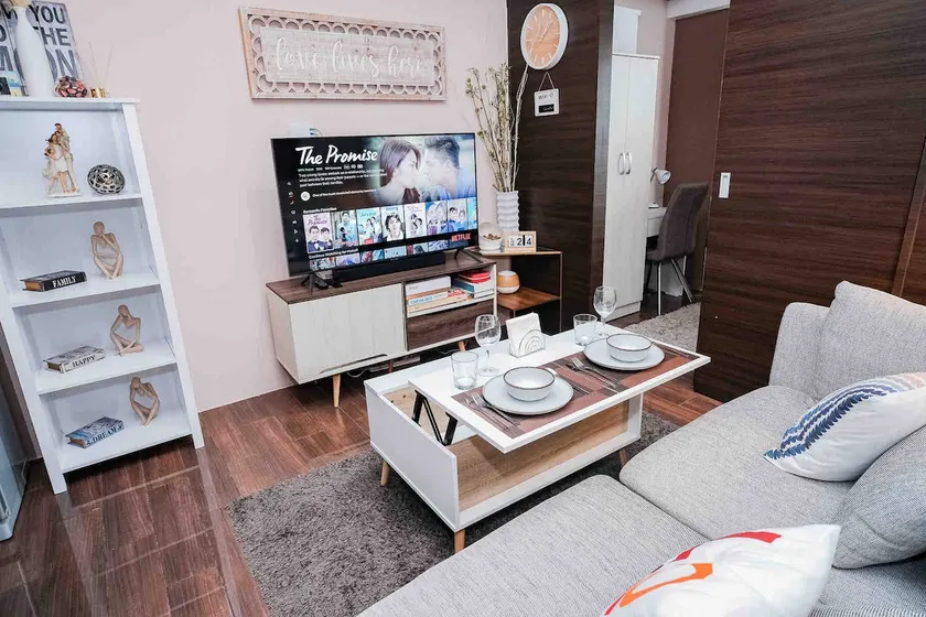 LuXe das HaUs at AIR Makati with SKYLINE view - Image 1