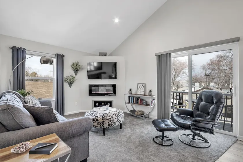 Lk Fenton w/private hot tub, fireplace & balcony - Image 1