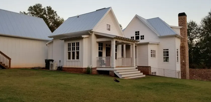 Quiet Country Farmhouse - Image 1