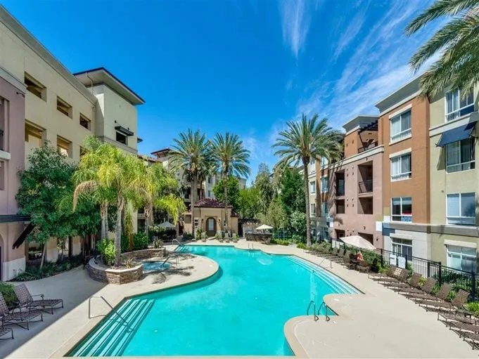 2 Bed / 2 Bath Luxury Condo - Image 1