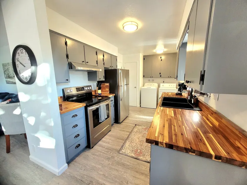 Golden Hours Base Camp: Sunny 2 Bed Home w/ Garage - Image 1