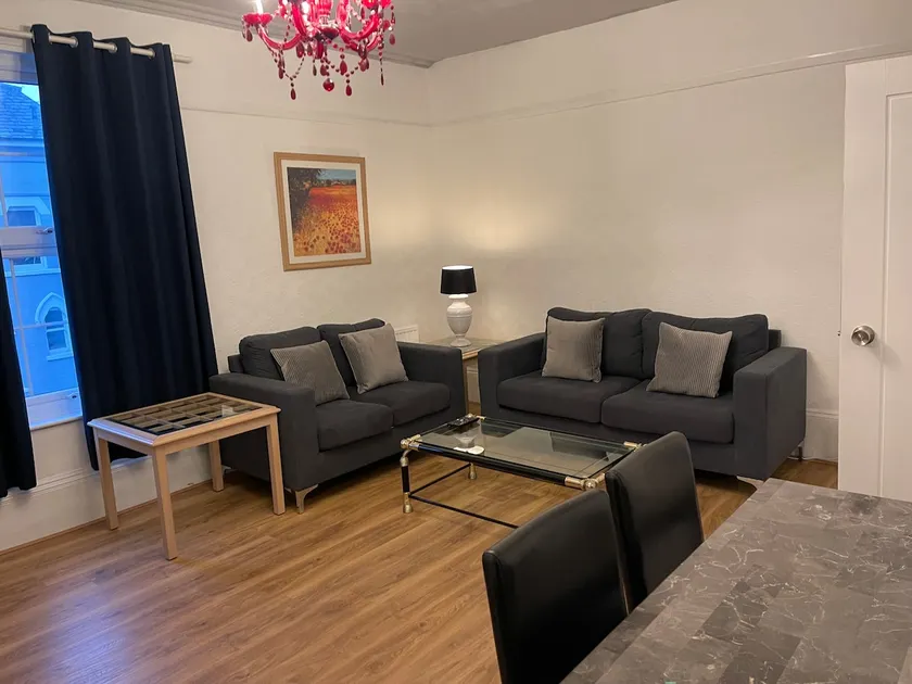 Spacious 4-bed Holiday Home in the heart of Maidstone - Image 1