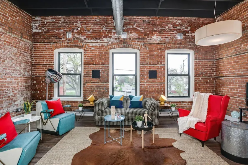 Stunning Huge Vintage Loft Minutes From Downtown! - Image 1