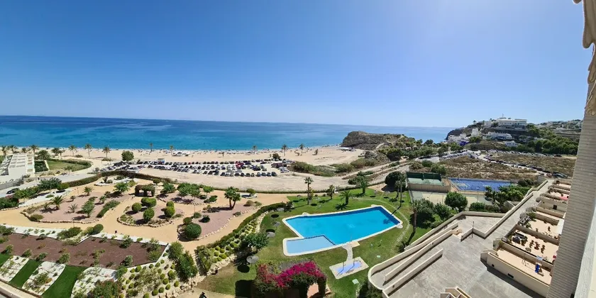Stylish Beach Front Flat, Big Balcony & Parking - Image 1