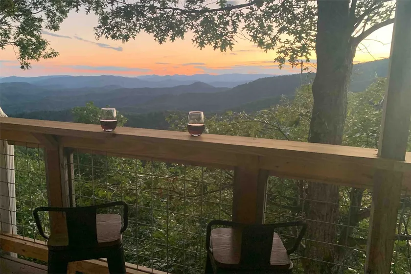 Ridgeline Retreat: Cozy Home with Amazing Mountain Views! Pet Friendly - Image 1
