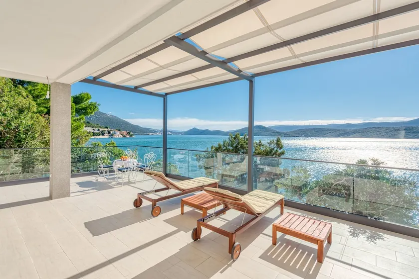 Spacious 4BR Seafront Villa w/ own beach - Image 1