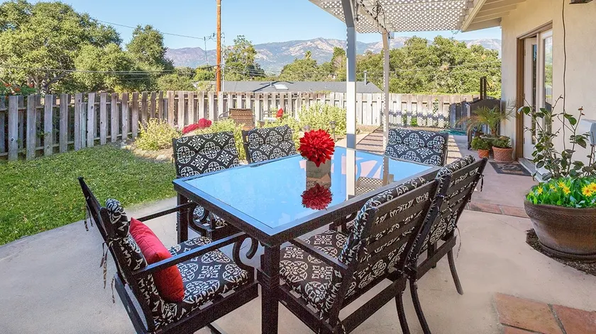Lovely Views, Hot Tub, 3 min Drive to Beach/Dwnt - Image 1