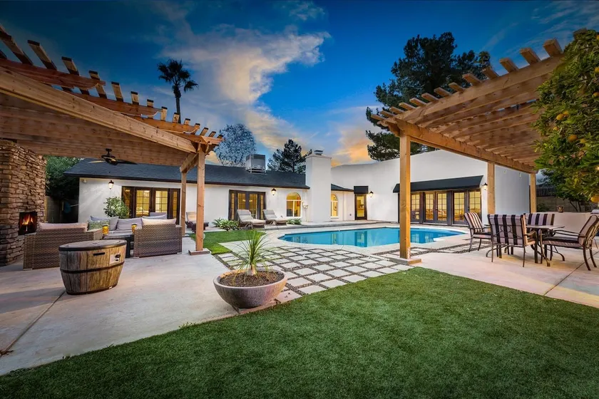 Retraite Kierland avec piscine chauffée et foyer extérieur - Image 1