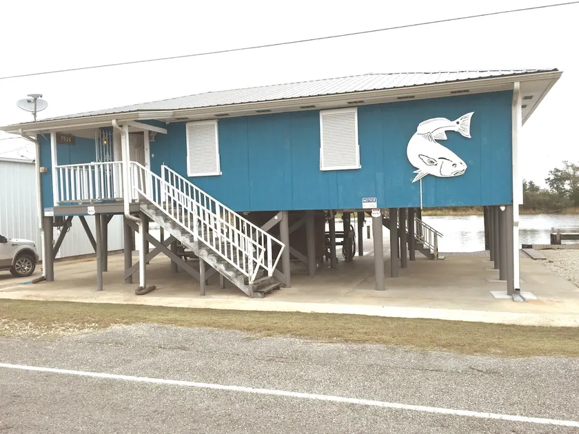 Prime spot located on the water, Luxury living Bayou front living at its finest. - Image 1