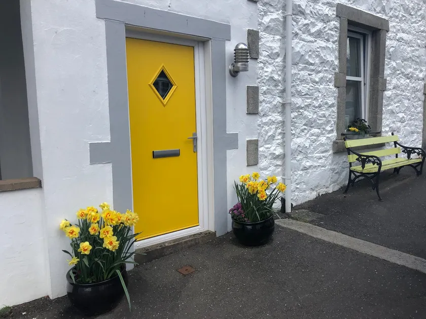Spacious one bedroom apartment in village centre - Image 1