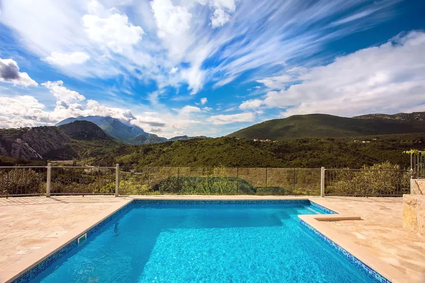 Villa Eagle's Dream with heated pool & jacuzzi - Image 1