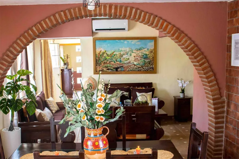 Cozy Rustic Apartment with Charm and Good Location - Image 1