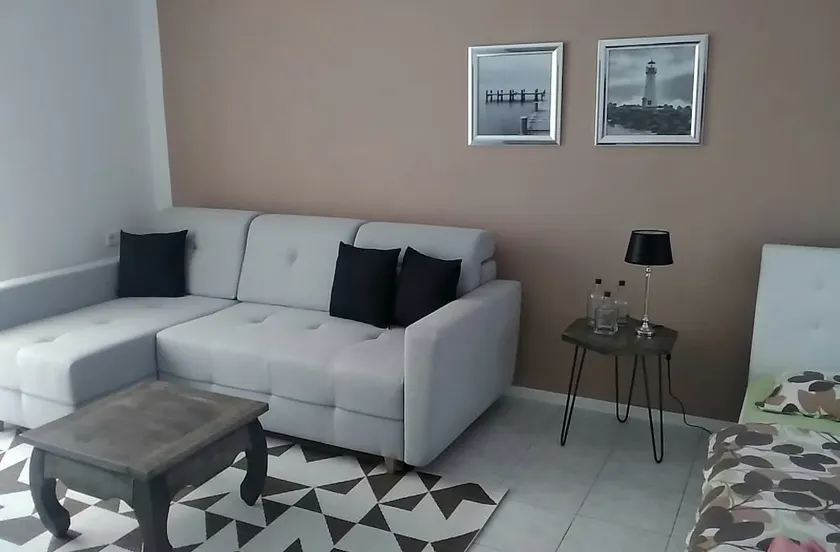 Sunny apartment house - Image 1