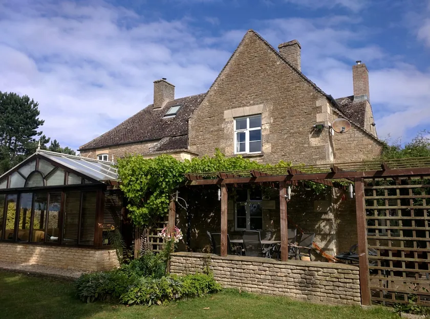 Beautiful Cotswold Farmhouse set in 50 acres - Image 1
