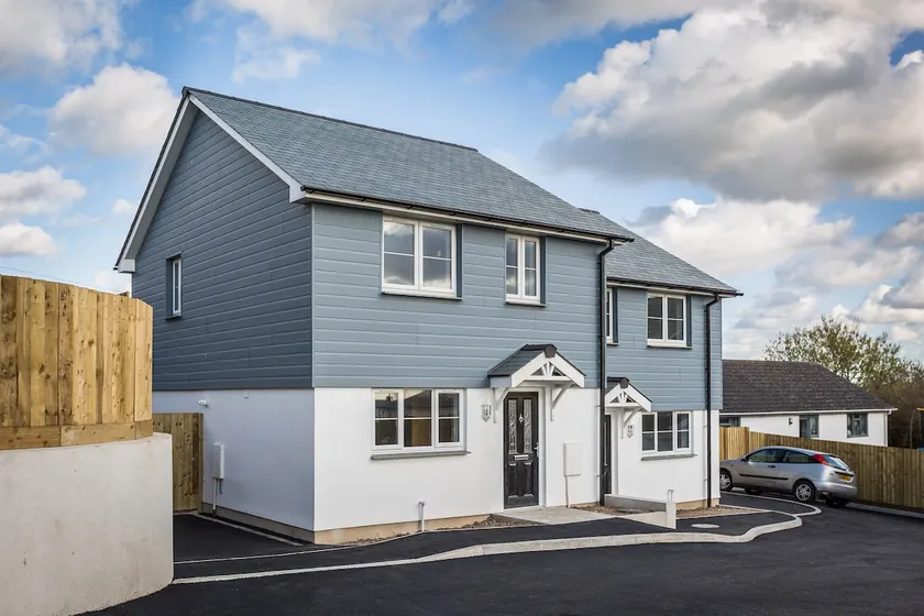 Beautiful 3-bedroom home with off-road parking - Image 1