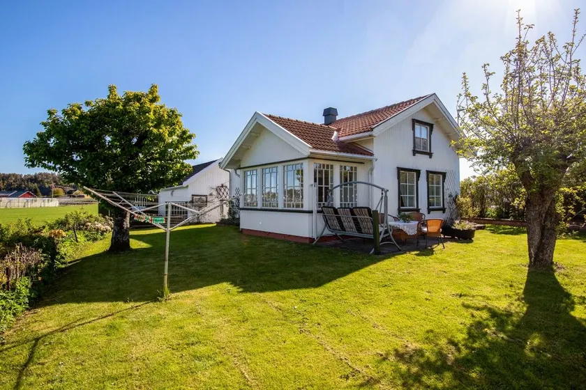 Detached house with garden, sunny patios and lake view - Image 1