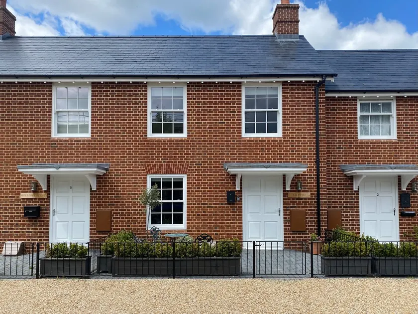 Perfect base to explore the South Coast - Image 1