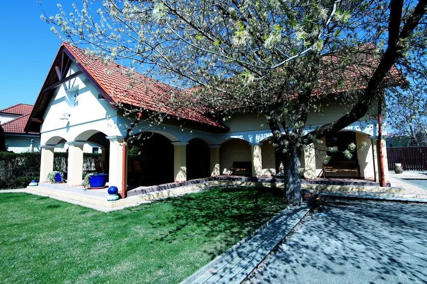 Calm Luxury Villa Original Artworks Free Parking - Image 1