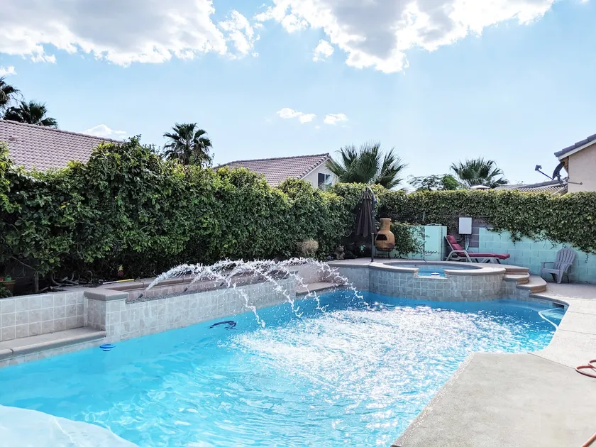 Modern & Stunning Single Floor Estate with Pool! - Image 1