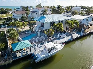 Tropical Getaway 3/3 with 100’ boat dock and pool - Image 1