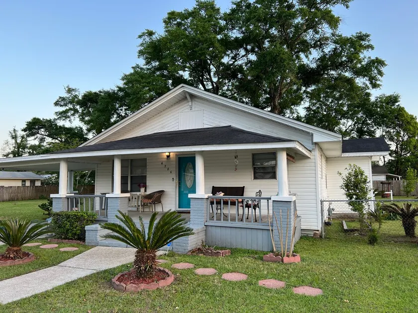 Cozy Gulf Coast Getaway near 2 Major Beaches - Image 1