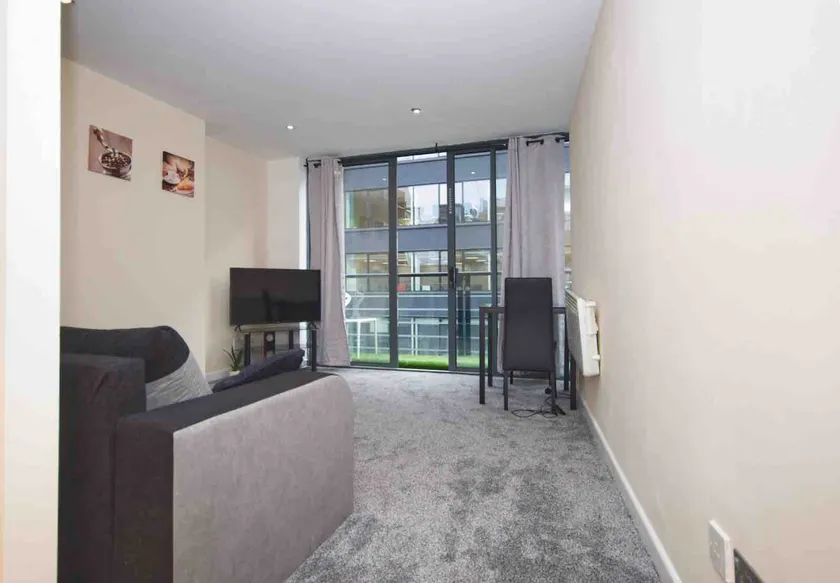 Superb Balconied 2Bed Flat in Heart of City Centre - Image 1