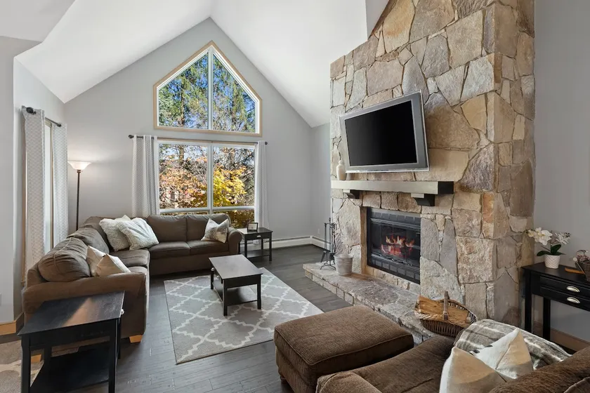 True Ski on / Ski off Spacious Condo w/ Fireplace! - Image 1