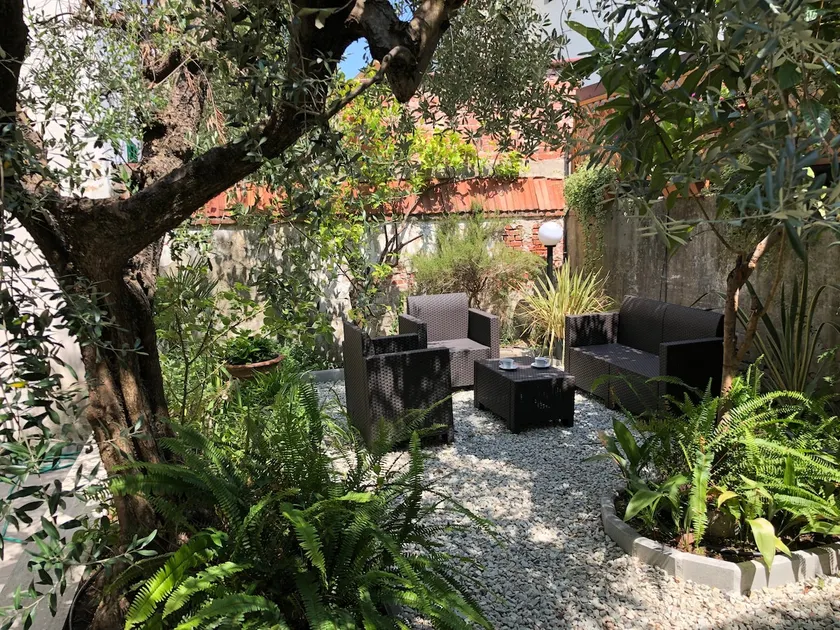 House in the center with private garden - Image 1