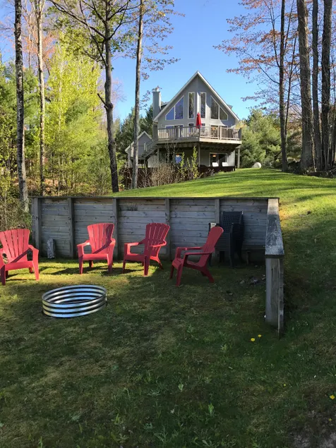 Spacious 5 bedroom lakefront home - Image 1