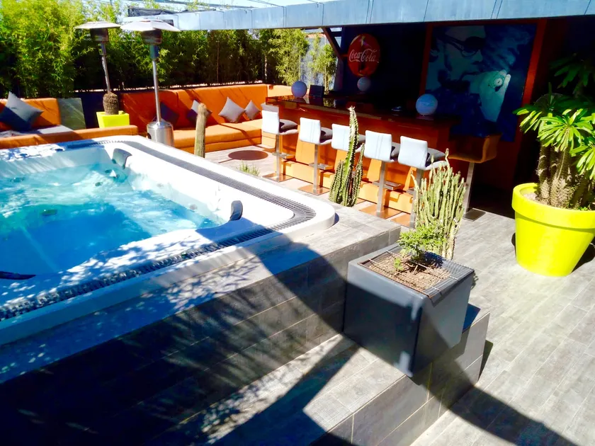 Apartment with Private Rooftop & Jaccuzzi - Image 1