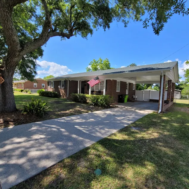 Conveniently Located 3 Bedroom 2 Bathroom House - Image 1