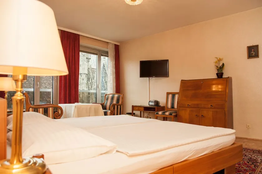 One-bedroom apartments overlooking the cathedral - Image 1