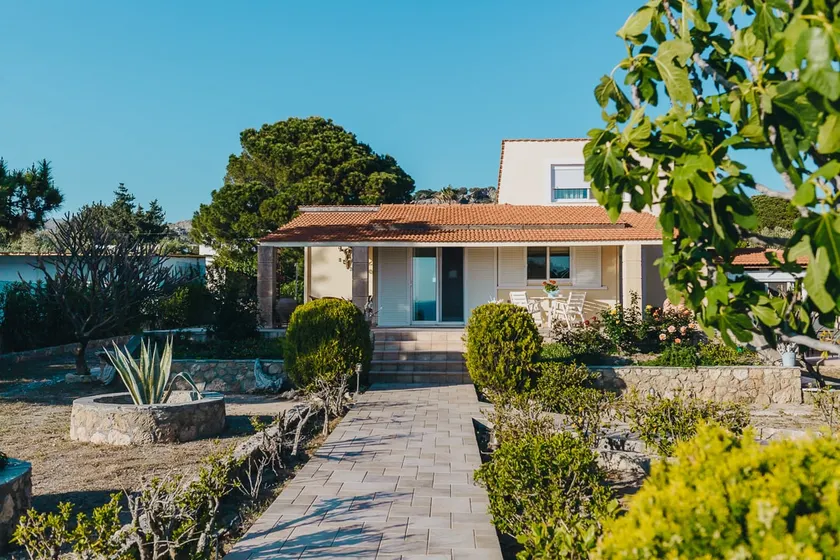 Amalia House Garden - Image 1