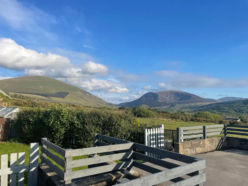 3 bedroom semi detached house with mountain views - Image 1