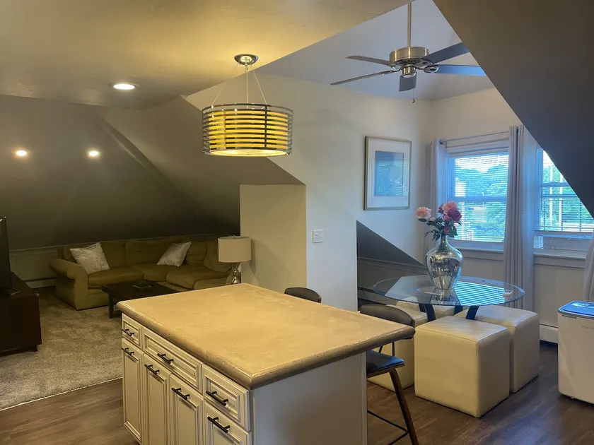 Roomy two bed five mins to downtown Providence - Image 1