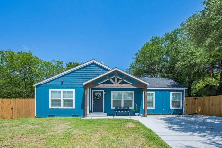 The Blue Bungalow- A NEW Listing!! - Image 1