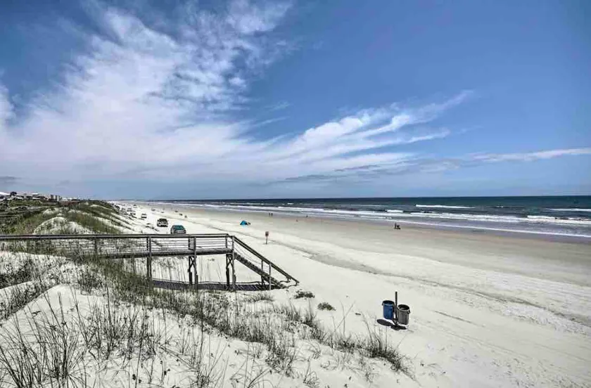 Pelican Inlet 2 Bedroom Condo Steps from the Beach - Image 1