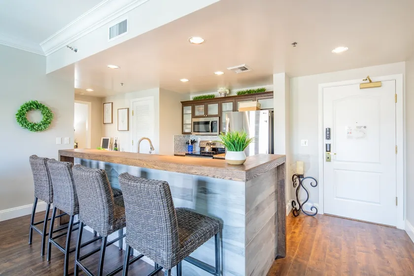 Plush 2-Bed 2-Bath Condo Suite with Amazing Views! - Image 1
