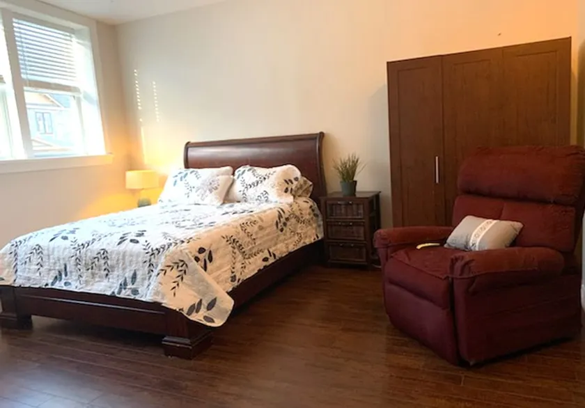 R3 Suites in the Heart of Alton. FrontUnit - Image 1