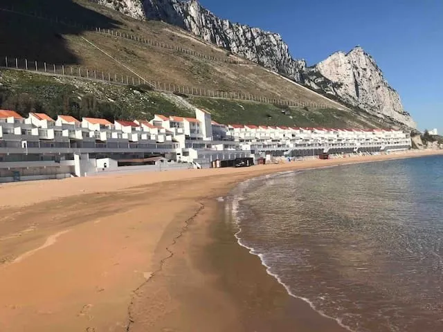 Lovely 2 bedroomed apartment on the Beach - Image 1