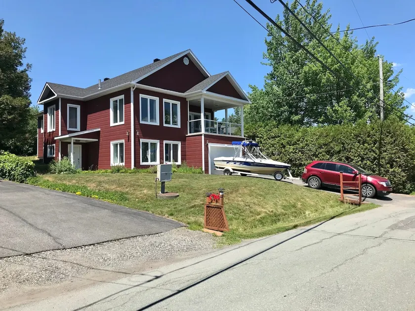 Cottage with lake view - Image 1