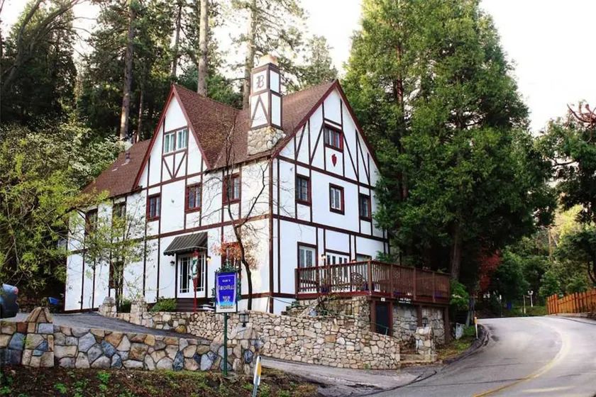 Bracken Fern Manor - Image 1