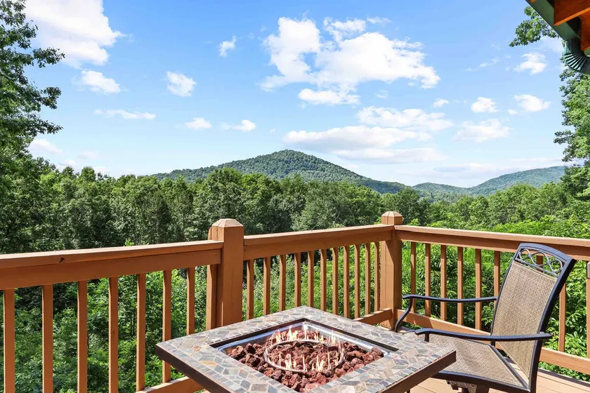 Mountain Gem! Mountain View + Dog-friendly w Fenced Yard - Image 1