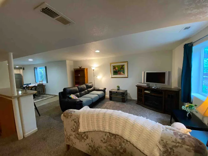 Large downstairs apartment - Image 1