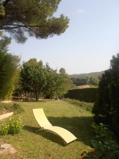 Apartment under the pine trees in the heart of the Alpilles - Image 1