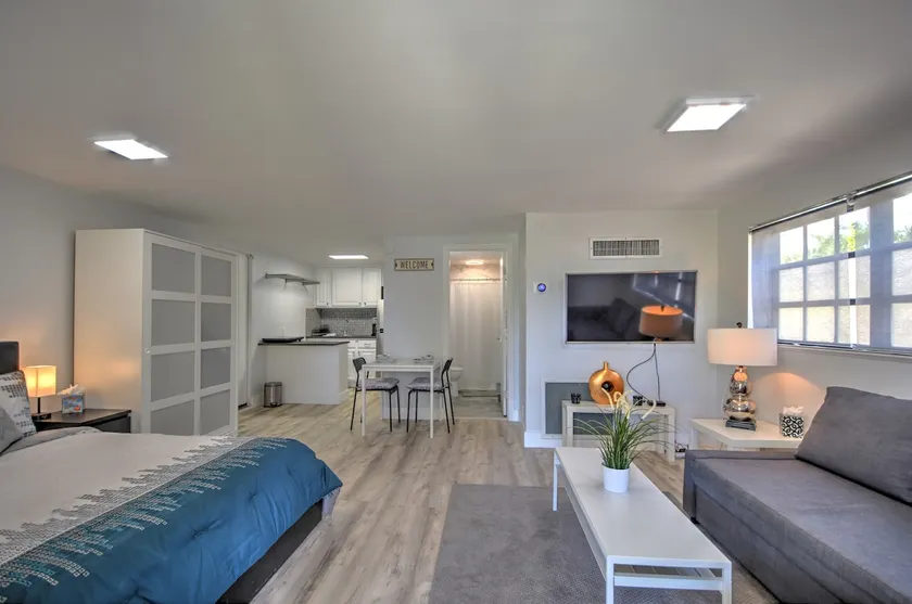 Modern Private Studio Near Beach - Image 1