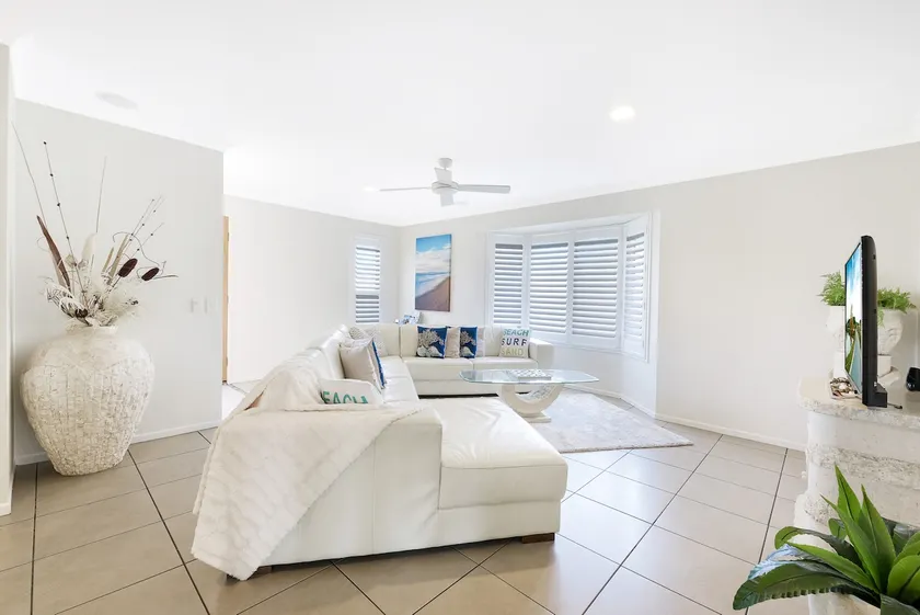 Mooloolaba Beach 5 mins Spacious Home Private Pool - Image 1
