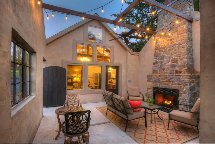 The BirdHouse. Dog friendly. Accommodates 2 guests - Image 1