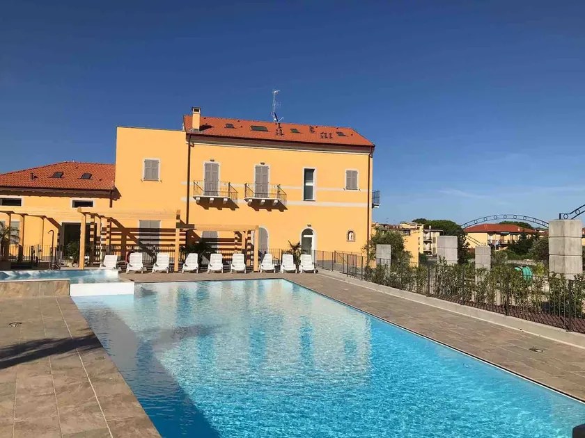 Three-room apartment in 6-bed residence with swimming pool - Image 1
