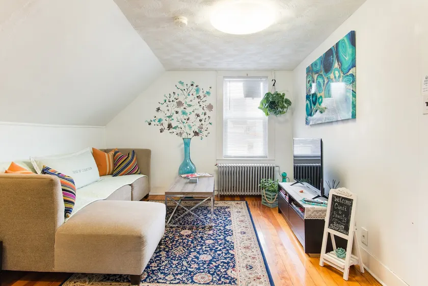 Bright Charming Serene Home in City Center - Image 1